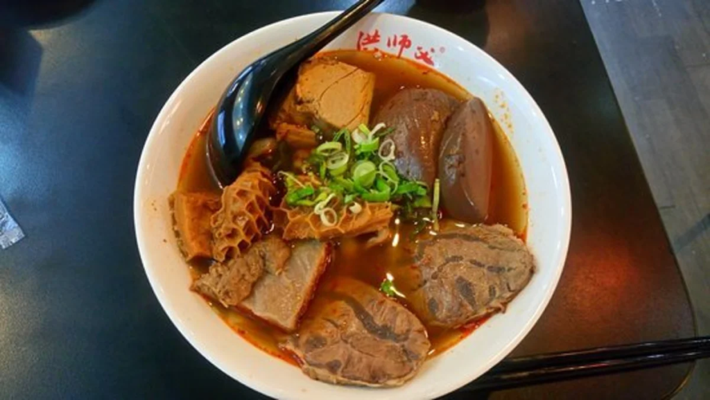 台北牛肉麺 有名店 洪師父牛肉麵