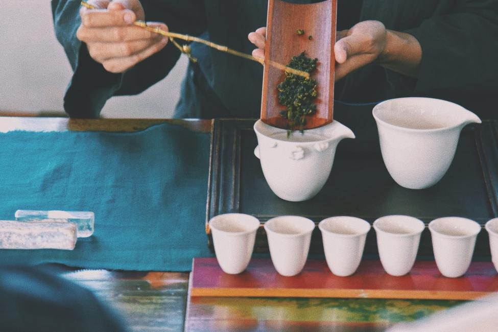九份茶芸館 お茶入れ
